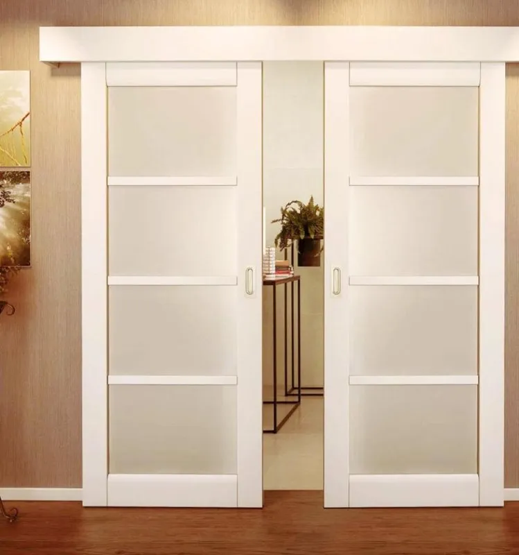 Двери двойные в зале в интерьере квартиры