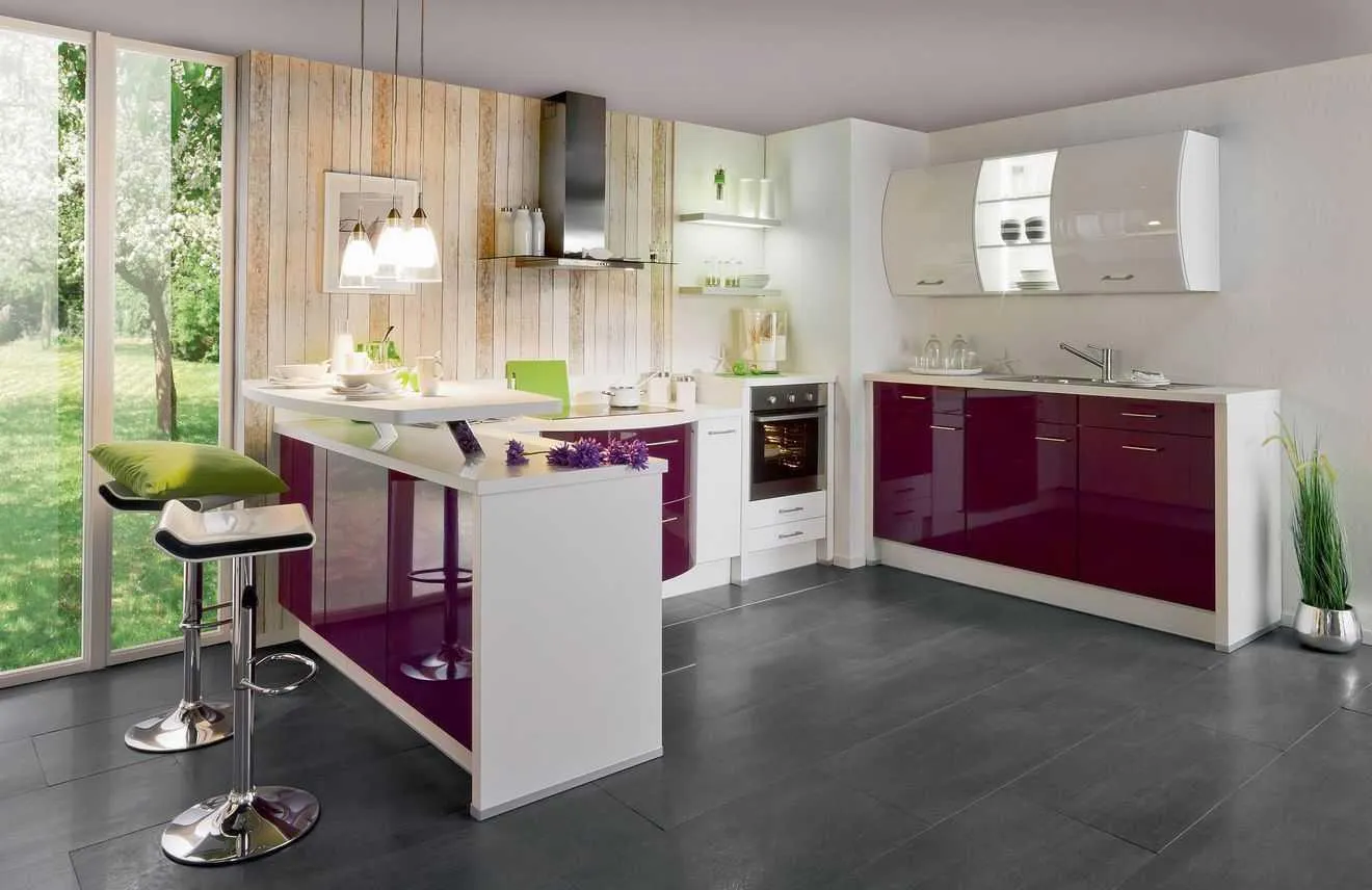 Дизайн кухни с барной стойкой фиолетовый