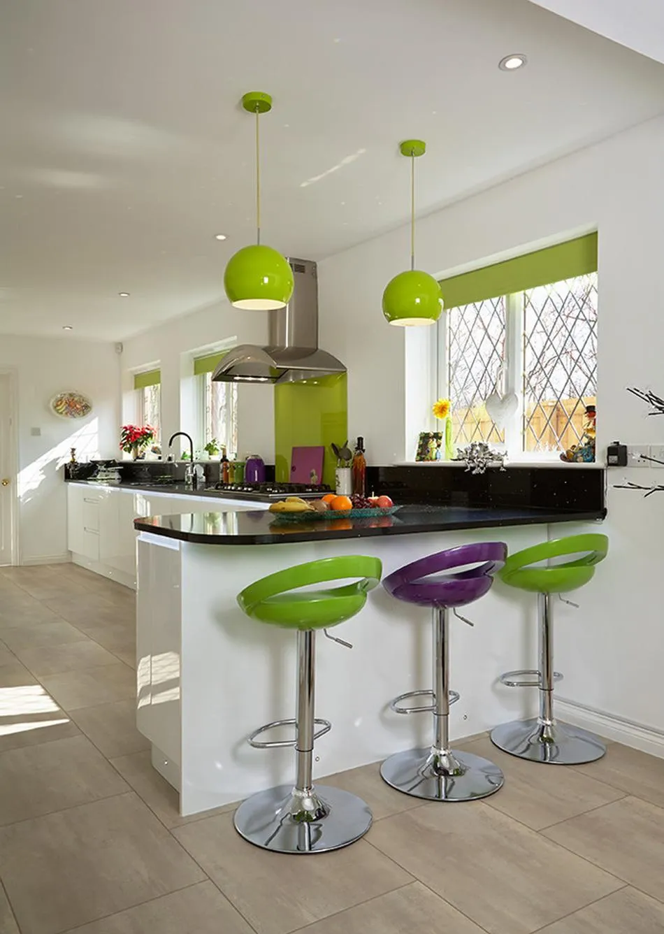 Дизайн кухни с барной стойкой зеленый