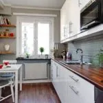 Однорядная планировка маленькой прямоугольной кухни оставляет свободный доступ к окну