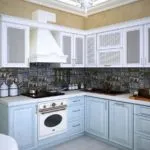 Дизайн маленькой кухни в доме в белом цвете