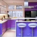 Необычное включение фиолетового цвета в дизайне придаст кухне особую изюминку