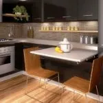 Выдвижной стол - отличная идея для малогабаритной кухни без окна
