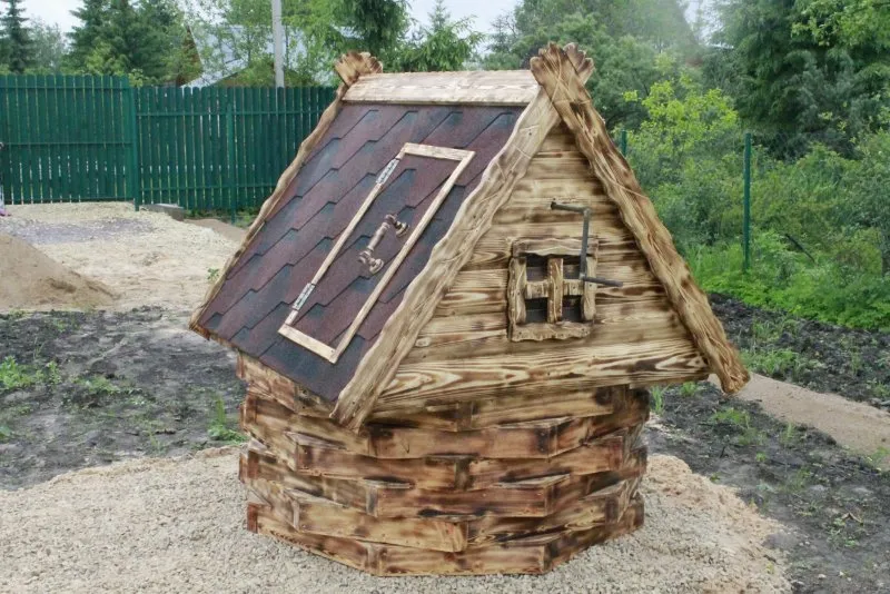 Деревянный домик для колодца