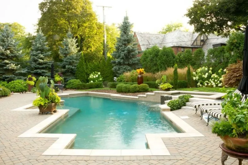 Сад с бассейном