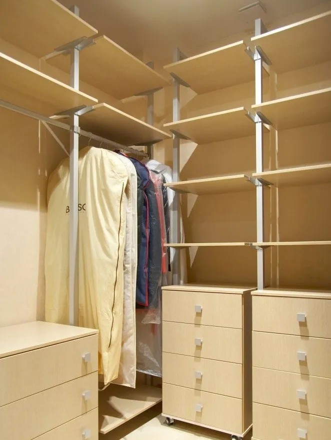 Каркасная гардеробная система в кладовке