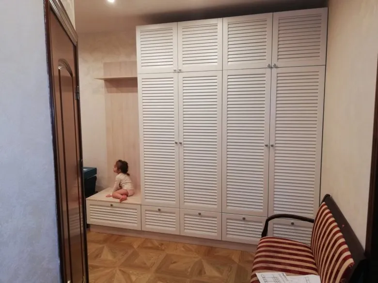 Шкаф из жалюзийных дверей
