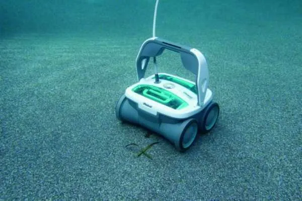 Робот-пылесос для чистки бассейна