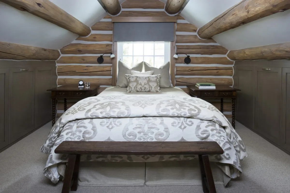 Спальня из неровных белых брёвен в стиле рустик