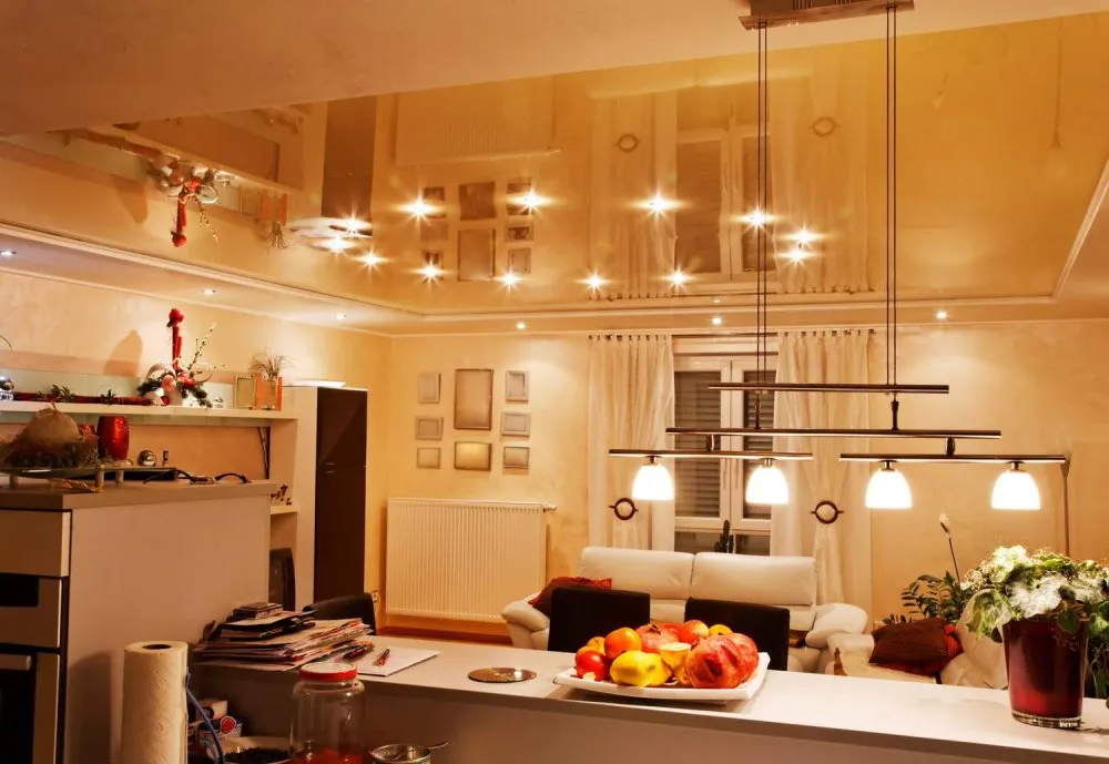 Расположение точечных светильников в кухне гостиной