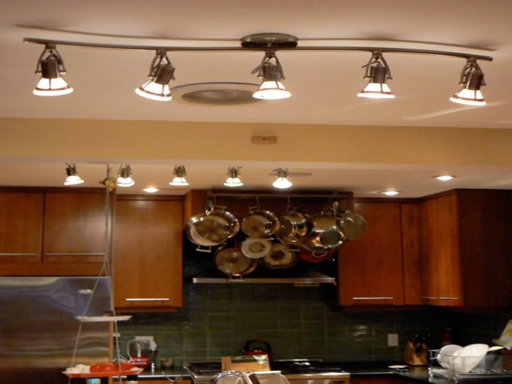 Светильники на кухню потолочные в интерьере