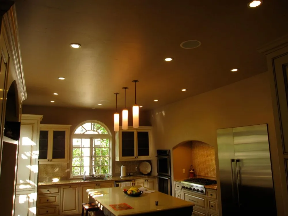 Потолочная подсветка на кухне