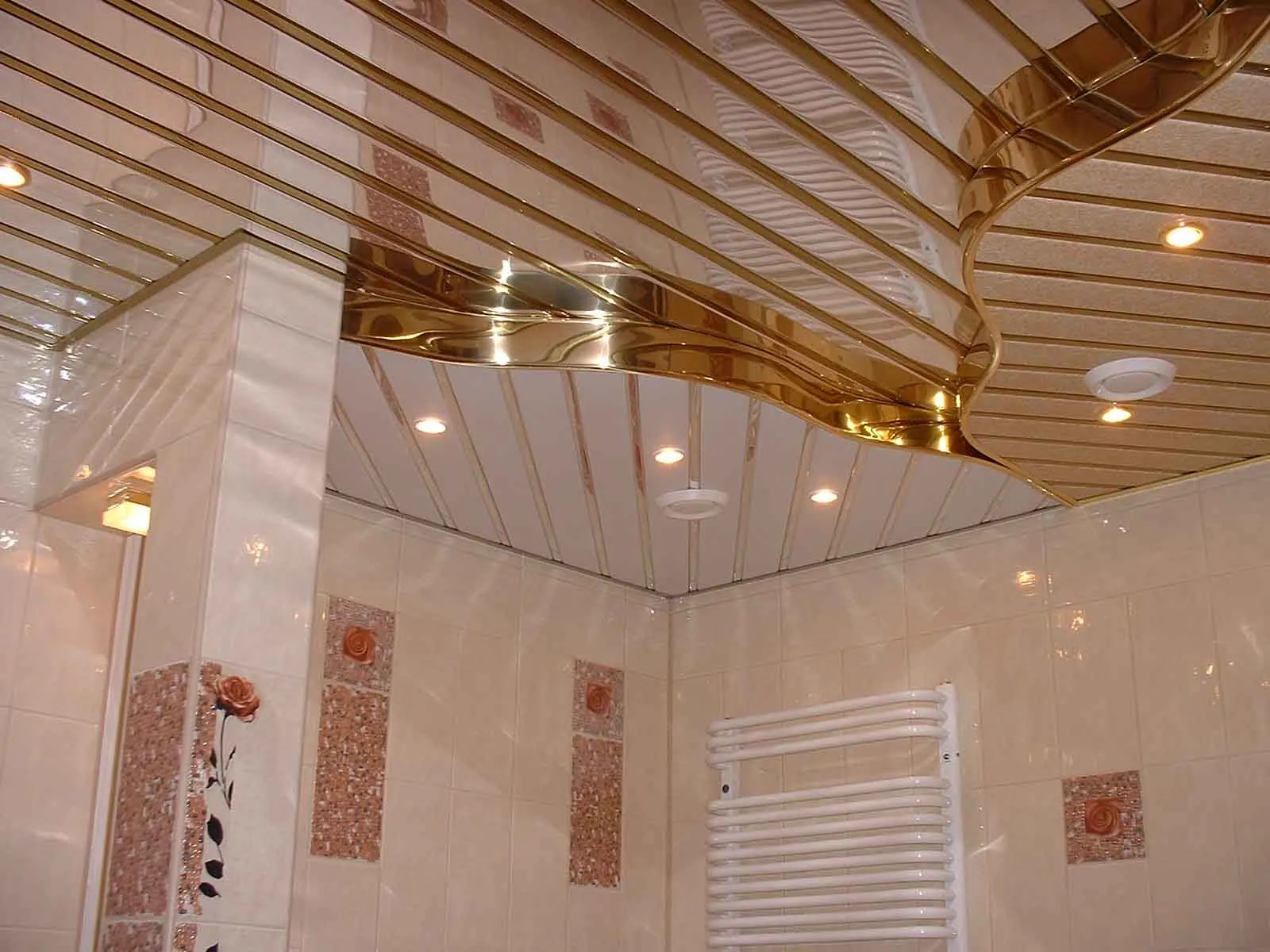 реечный подвесной потолок в ванной