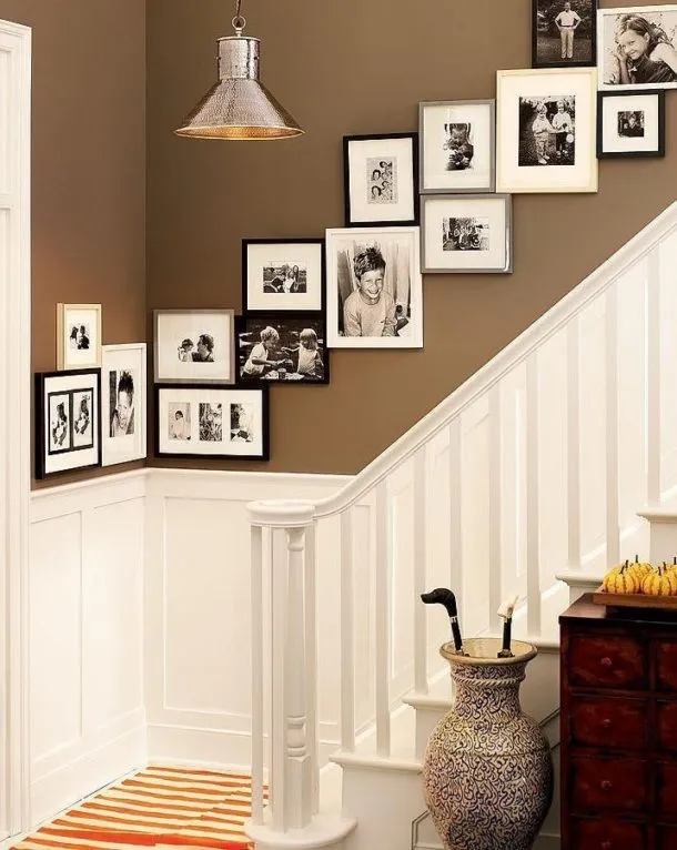 Размещение фотографий на стене вдоль лестницы по диагонали
