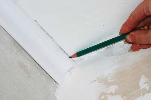 Как обрезать потолочный плинтус с помощью разметки на потолке 1