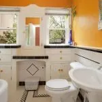 Покраска стен желтым цветом в ванной комнате