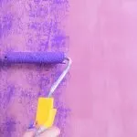 Окрашивание стен в ванной комнате валиком-трафаретом