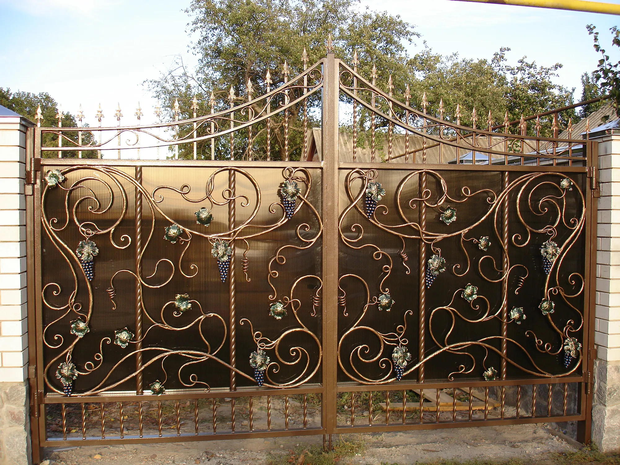 Красивые кованые ворота с поликарбонатом