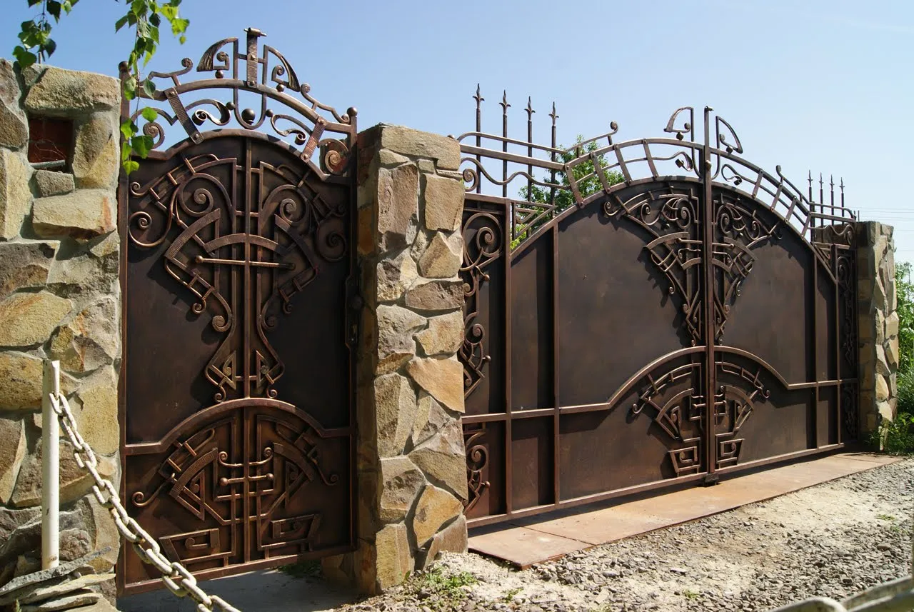 Необычные кованые ворота
