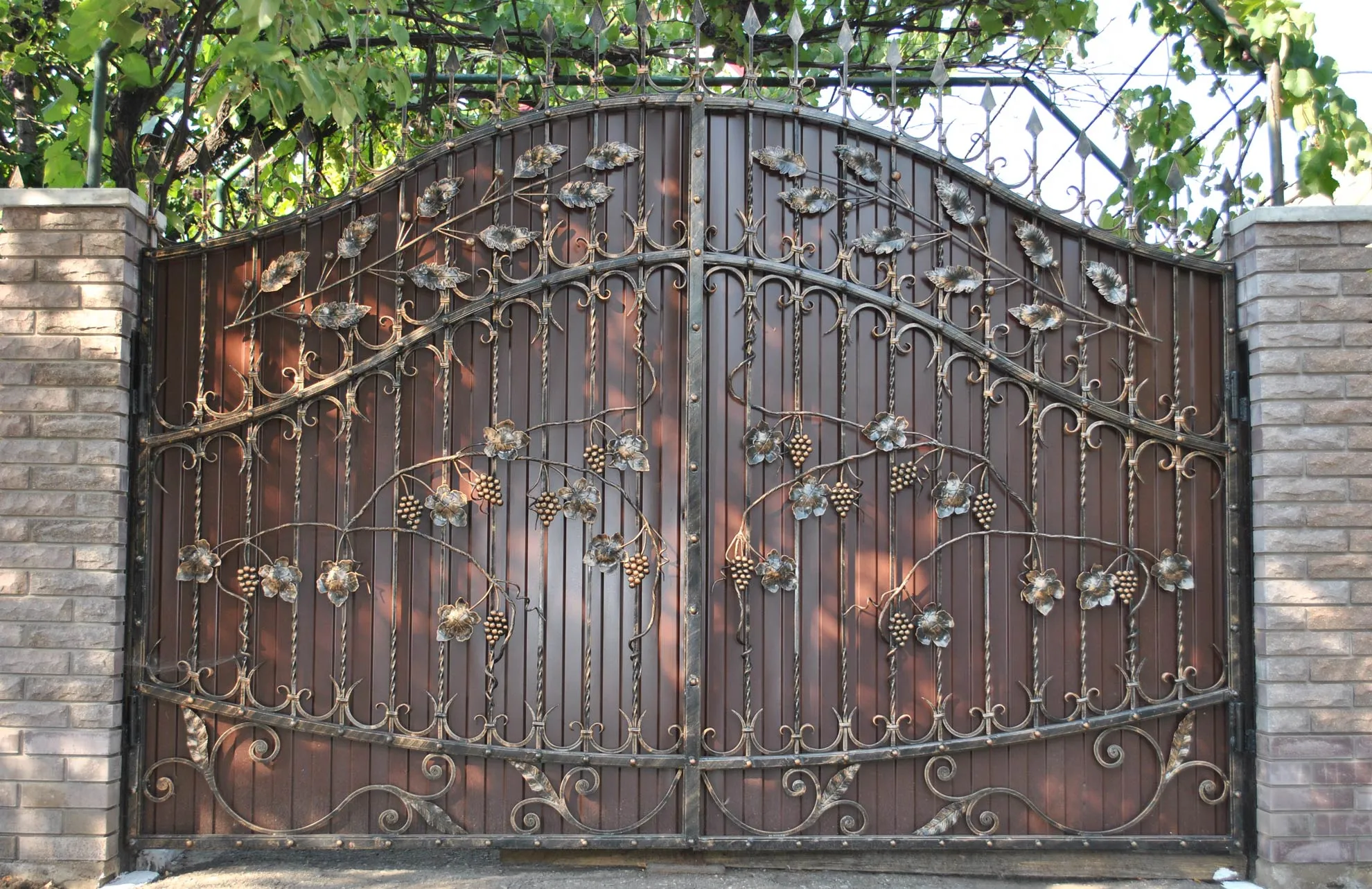 Красивые кованые ворота с профнастилом