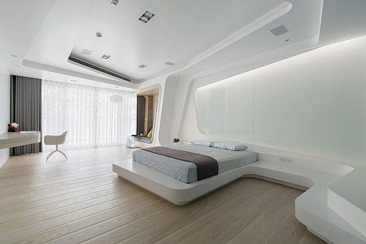 Просторная спальня Хай-тек с белым потолком 