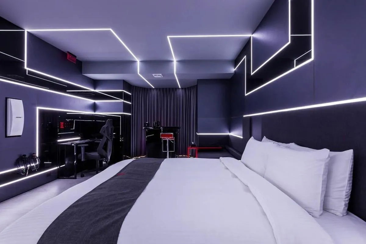Встроенное светодиодное освещение в спальне Хай-тек