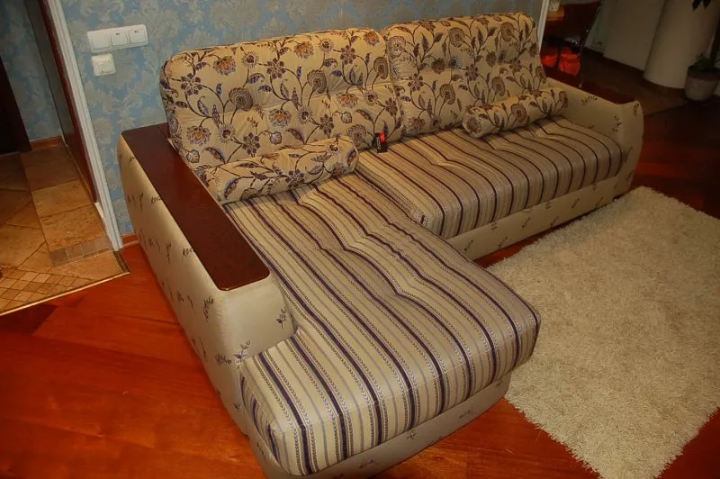 Красивая обшивка на диване
