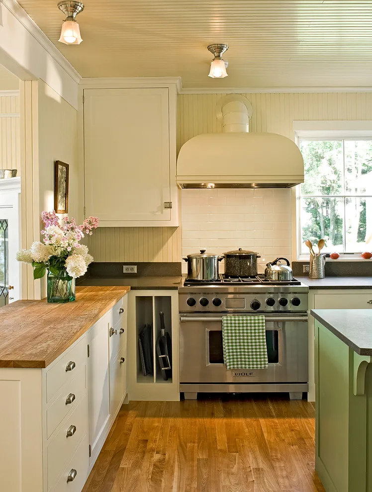 Оригинальный дизайн кухонной вытяжки в интерьере кухни - Фото 17