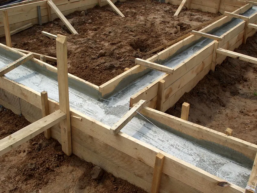 При строительстве бани выбирают столбчатый или ленточный фундамент
