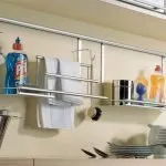 Рейлинг на стене в кухне