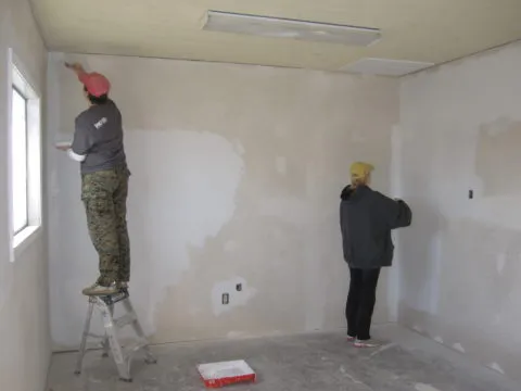 Грунтование гипсокартонных стен под покраску