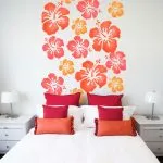 Цветы на стене у кровати