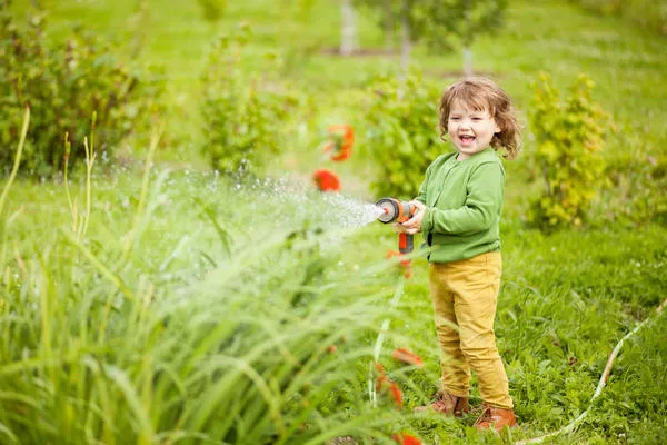 Дайте ребенку хороший пистолет-распылитель, и он польет весь сад!