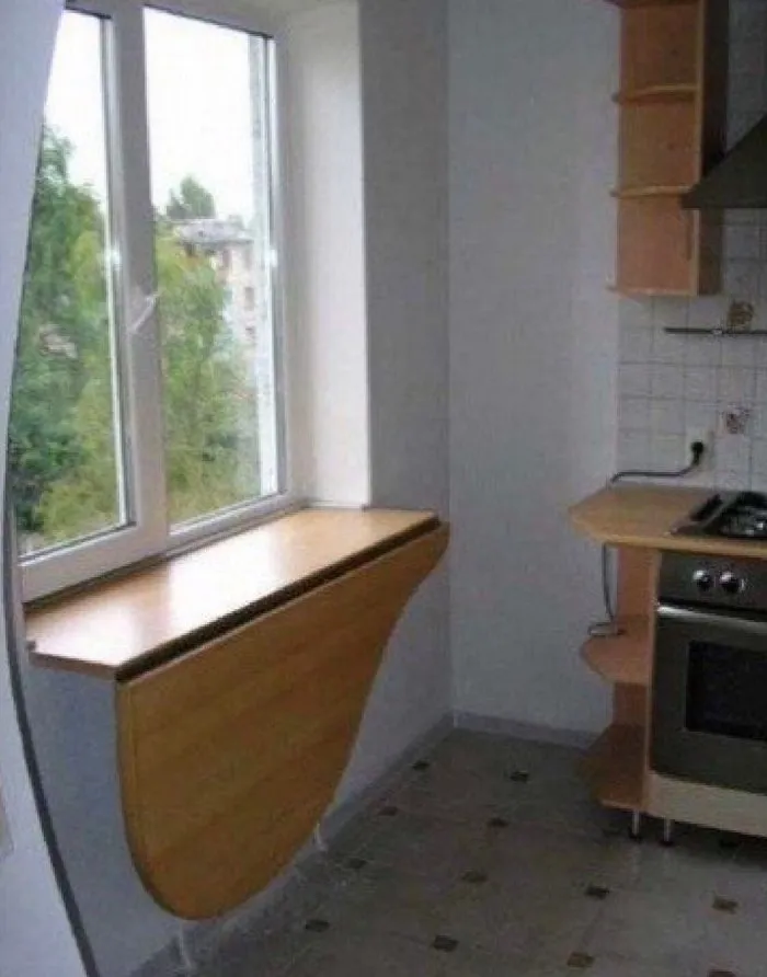 Стол-подоконник на кухне