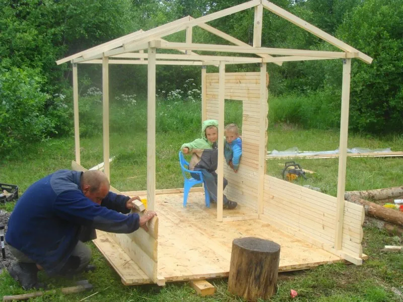 Строим детский домик на даче