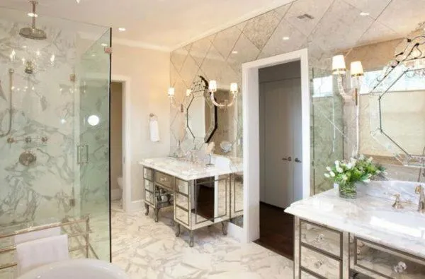 Зеркальные стены в интерьере ванной