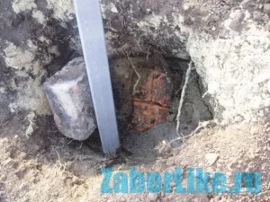 Плетеный забор из досок своими руками