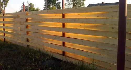 Плетеный забор из досок своими руками