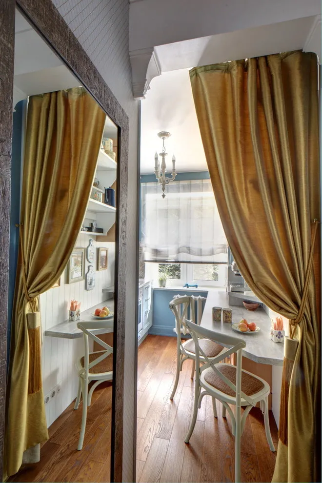 шторы на двери в интерьере кухни